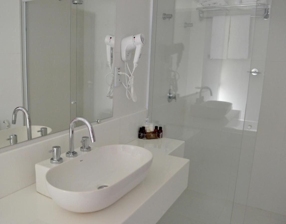 Suite panorámica con vistas a la piscina (3 adultos)
